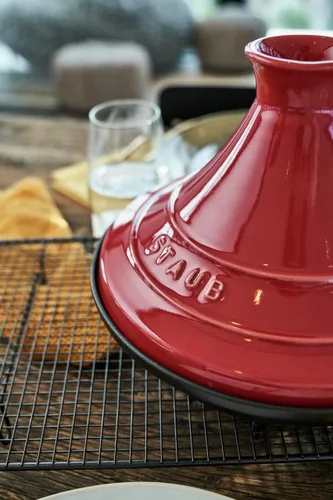 Vista 6 de STAUB – 327 – Tajine Hierro Fundido Rojo Cereza,11.0 x 11.0 x 7.9 in