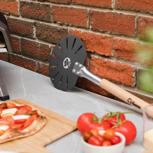 Vista 6 de Chef Pomodoro Pala giratoria de aluminio para pizza con mango de madera para un fácil almacenamiento, espátula perforada para pizza, paleta gourmet