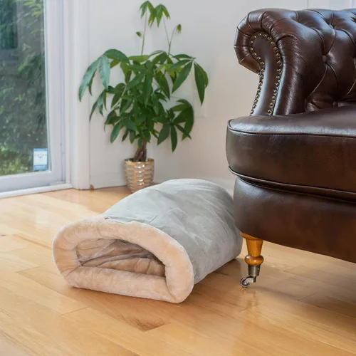 Vista 2 de Cama estilo cueva para gatos y perros pequeños de Armarkat, Tonos café