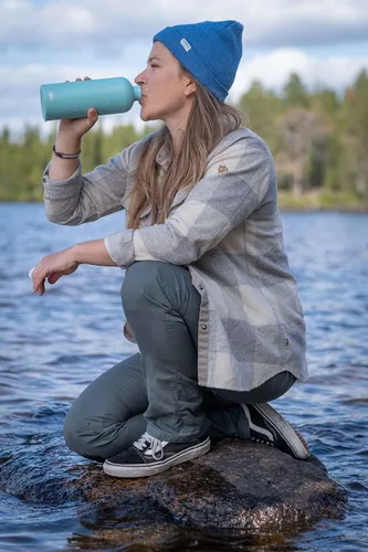 Vista 2 de Sigg - Botella de agua de metal reciclado - Traveller - Fabricada en Suiza - Para bebidas carbonatadas - Sin BPA - 20 Oz Glacier