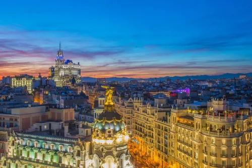 Vista 2 de Póster laminado de Gran Va al anochecer Madrid España Skyline iluminado, arte de pared de borrado en seco, 18 x 12 pulgadas