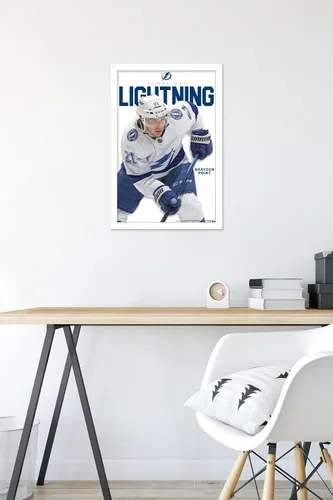 Vista 6 de Trends International NHL Tampa Bay Lightning - Póster de pared de la serie 23 de Brayden Point Versión enmarcada en blanco