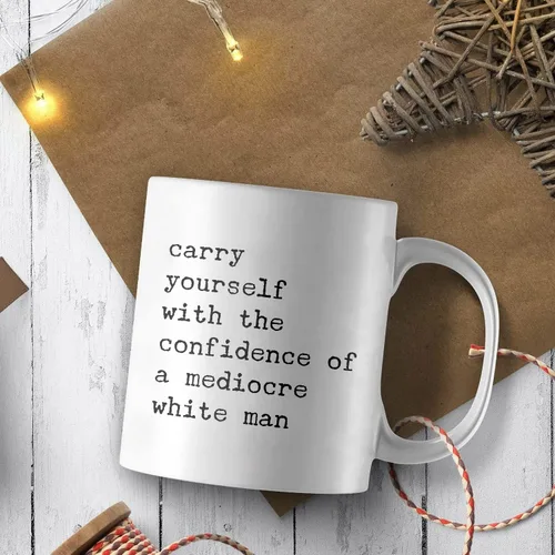 Vista 4 de Taza con texto en inglés «Carry Yourself With The Confidence Of A Mediocre White Man», divertida taza feminista, taza de cerámica tóxica para regalo