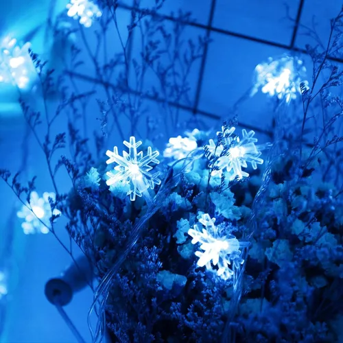 Vista 6 de Luces de cadena de copos de nieve navideños, 20 pies, 40 LED, funcionan con batería, luces de hadas azules con control remoto, 8 modos, luces