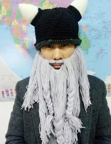 Vista 2 de YEKEYI Sombrero de cuerno de barba vikingo gorro de invierno cálido máscara de lana tejida divertida gorra de calavera