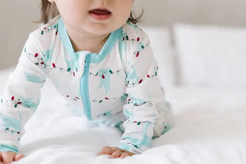 Vista 3 de KicKee Pants - Mameluco estampado con cremallera y pies cubiertos para niños y niñas