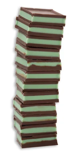 Vista 3 de Mrs. Cavanaugh's Sandwich Mints - Caja de 8 onzas con leche mixta y chocolate amargo, relleno de crema de menta entre capas de 65% de leche y 35%
