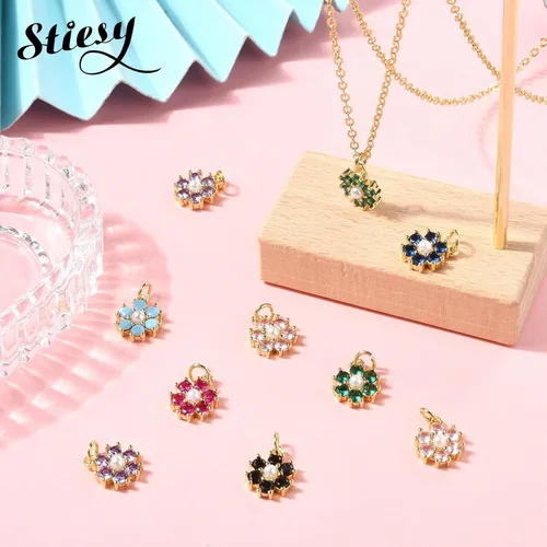Vista 6 de Stiesy 10 dijes chapados en oro de 18 quilates al azar con forma de flor de latón, micro pavimenta colorida circonita cúbica CZ piedra colgante