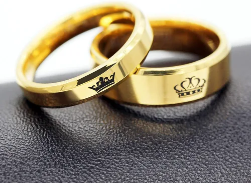 Vista 6 de Uloveido - Juego de 2 anillos para parejas, con grabado her king (el rey de ella) y his queen (la reina de él), hechos de acero de titanio, a juego
