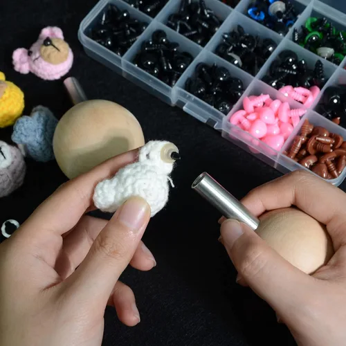 Vista 2 de UPTTHOW Herramienta auxiliar para fijar ojos y arandelas de seguridad, ojos y narices de muñeca para amigurumi, ojos de oso arreglar, utensilios