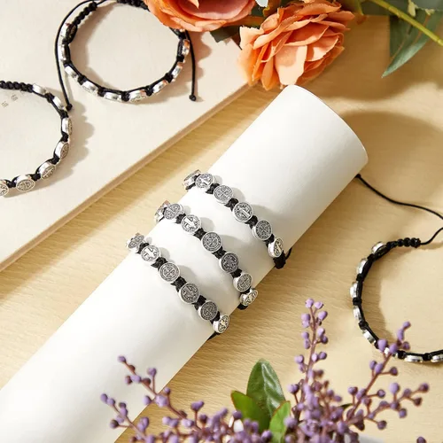 Vista 4 de Paquete de 12/6 piezas Pulseras de San Benito Protección hechas a mano con cordón rojo y negro, pulseras de muñeca Benedict ajustables, medalla