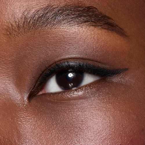 Vista 6 de e.l.f. Delineador de ojos retráctil No Budge, cremoso, ultra pigmentado e impermeable, crea líneas atrevidas y definidas, vegano y libre de Negro