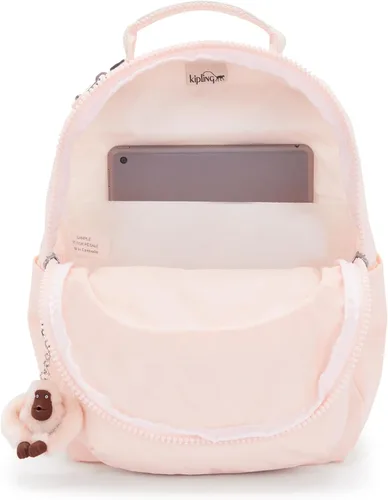 Vista 25 de Kipling Mochila pequeña Seoul para mujer, duradera, correas acolchadas para el hombro con funda para tableta, bolsa, Firma Emb, Mochila para tableta