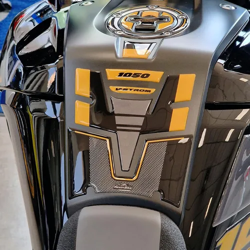 Vista 4 de Resin Bike Adhesivos 3D para motocicleta compatibles con Suzuki V-Strom 1050 XT 2022 Gold & Black Dubai 2022. Protecciones de motocicleta contra