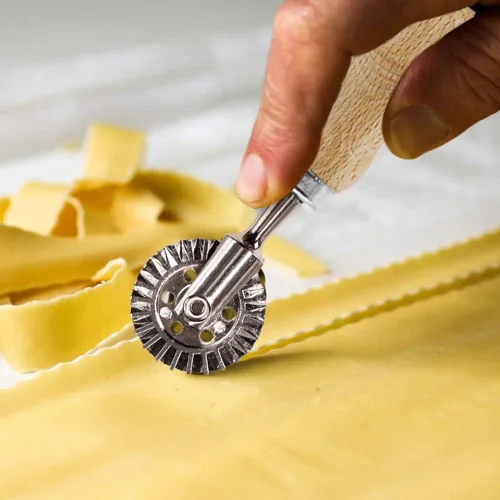 Vista 4 de Cortador de sellos de ravioles con juego de ruedas de rodillo, molde con mango de madera y borde estriado, accesorio de cocina para prensa de pasta