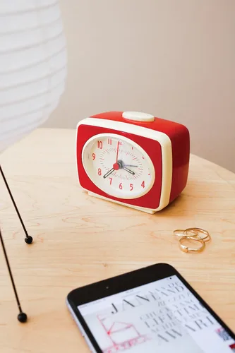 Vista 7 de Kikkerland Pequeño reloj despertador analógico retro clásico estilo vintage, movimiento de cuarzo, agujas que brillan en la oscuridad