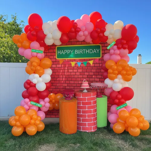 Vista 16 de Decoraciones de fiesta de cumpleaños con temática de circo e incluyen guirnalda de globos rojos, azules y amarillos y globos de papel de aluminio
