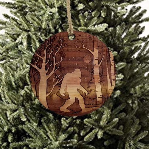 Vista 2 de Winter Sasquatch Bigfoot - Adorno de cedro crudo de 3 x 3 pulgadas