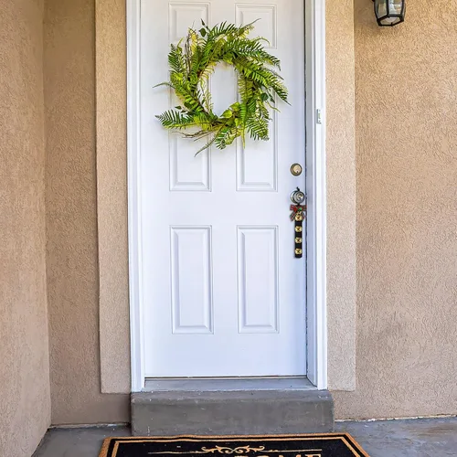 Vista 7 de Hungdao 4 campanas de Navidad para perilla de puerta, timbres de puerta de perro de Navidad con lazo, campana de bienvenida para decoración