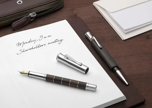Vista 8 de Graf von Faber-Castell Pluma estilográfica clásica Anello Grenadilla, punta mediana (M) (FC145800)