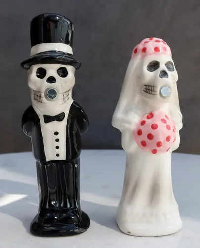 Vista 9 de Ebros Gift Juego de saleros y pimenteros de esqueleto para pareja, boda, novia y novio, calaveras de cerámica, esqueletos, cocina, comedor, bar