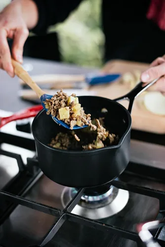 Vista 7 de Le Creuset Cacerola antiadherente endurecida Pro Open con boquillas de doble vertido, 1.7 cuartos de galón.