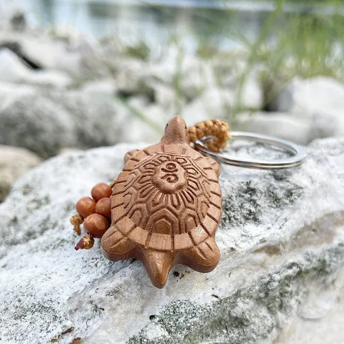 Vista 3 de Dijes de buena suerte Llavero de tortuga Llavero de Feng Shui Amuleto de la suerte de madera de la sandalia Lindo llavero Regalos de buena