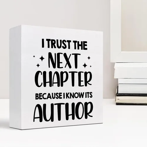 Vista 6 de Letrero de madera con texto en inglés "I Trust Next Chapter Because I Know Its Author", decoración de escritorio inspiradora de madera, placa