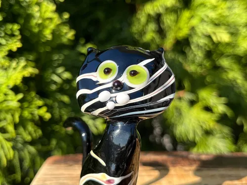 Vista 2 de Figura de gato de cristal negro – Miniatura soplada a mano estilo Murano – Adorno coleccionable de gatito para estante o escritorio – Regalo