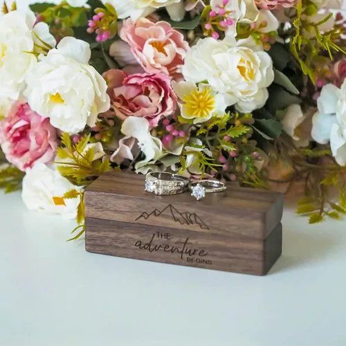 Vista 3 de Caja de madera grabada con 2 anillos para boda, caja de almacenamiento rectangular de madera maciza rústica vintage