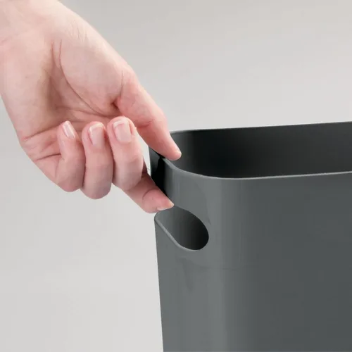 Vista 4 de mDesign - Pequeña papelera rectangular de plástico para basura, recipiente para basura con asas para baño, cocina, oficina en casa, dormitorio