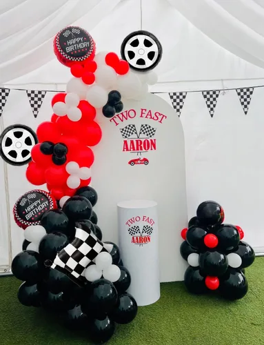 Vista 6 de Kit de guirnalda de arco de globos de auto de carreras, 103 globos rojos, negros y plateados con banderas a cuadros y globos de ruedas