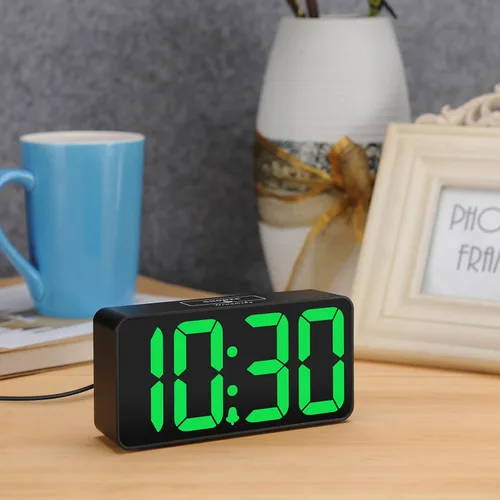 Vista 5 de DreamSky - Reloj despertador digital pequeño para dormitorio con números grandes Electric Bedside Desk Clock with USB Charging Port, Brightness