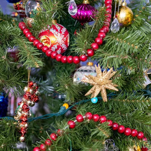 Vista 4 de Ornativity Guirnalda de Navidad de madera, decoración de árbol de Navidad con cuentas de madera rústica, guirnalda de cuentas, decoración navideña