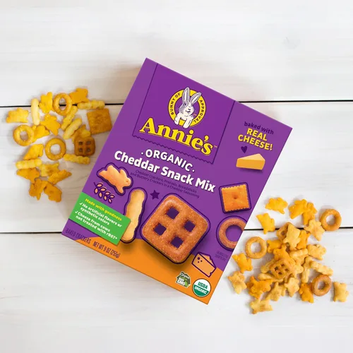 Vista 4 de Annie's Mezcla de Snacks de Queso Cheddar con Galletas y Pretzels Surtidos, Hecho con Queso Real, 9 oz