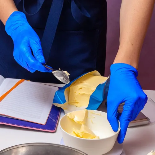 Vista 5 de Guantes de nitrilo de 4 mil sin polvo, guantes de limpieza desechables sin látex, 100