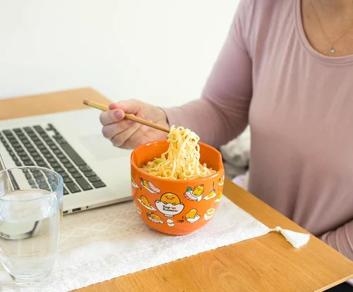 Vista 6 de Gudetama - Juego de vajilla japonesa de cerámica Incluye cuenco de ramen de 20 onzas y palillos de madera Juego de platos de comida asiática