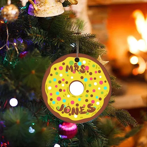 Vista 3 de Adorno de Navidad de cerámica impreso de dos caras con nombre en donas, novedoso para familiares, amigos, niños, divertidos colgantes de recuerdo
