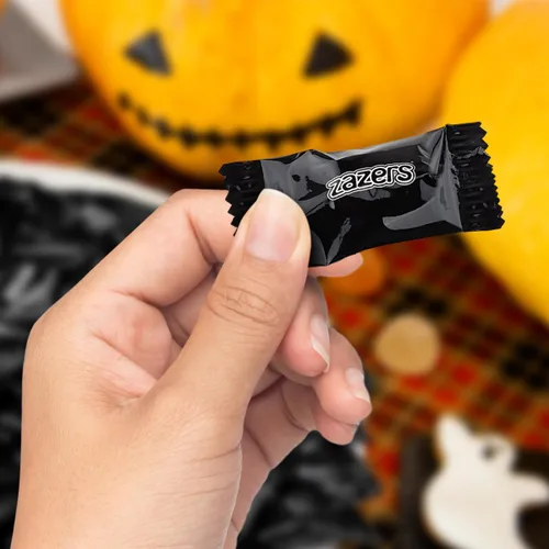 Vista 7 de Black Foils - Caramelos dulces y ácidos, bolsa de 1 libra de caramelos kosher con temática de color negro envueltos individualmente con sabor a