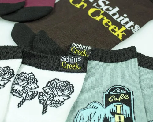 Vista 3 de CultureFly Schitts Creek Merchandise Rosebud Motel Cafe Tropical Rose Boticary Paquete de 5 calcetines de tobillo que combinan y combinan