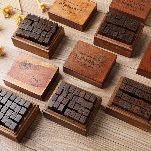Vista 3 de DIYOMR Sellos de letras vintage, sellos de goma de madera, juego de 26 sellos del alfabeto con caja de madera roja antigua vintage para hacer