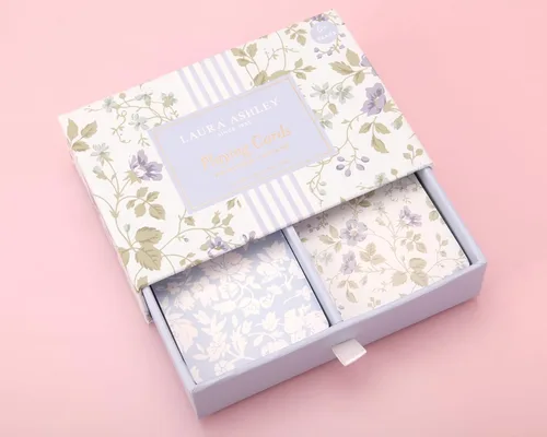 Vista 5 de Laura Ashley Heirloom Cottage Cartas de Juego – Juego de 2 Barajas de Cartas Estándar en Elegante Caja de Almacenamiento – Cartas de Póquer y Bridge