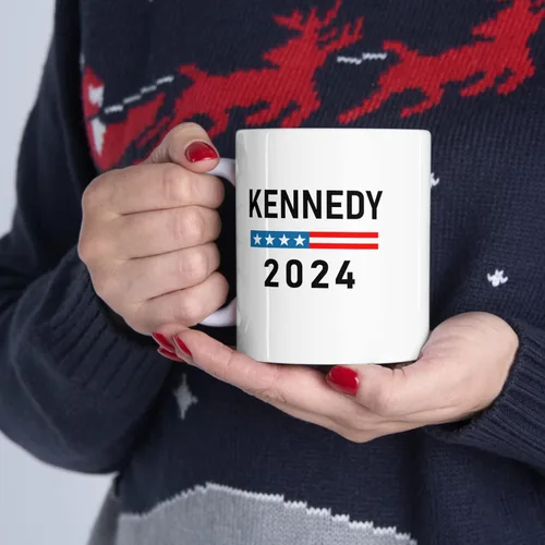 Vista 5 de Brian Bula Kennedy 2024 - Taza de café de doble cara con texto en inglés "Drink to President RFK Jr. 2024