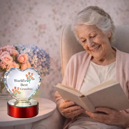 Vista 3 de Corazón para la abuela con luz LED con la leyenda "World 's Best Grandma" Corazón de vidrio grabado corazón en base de luz LED.