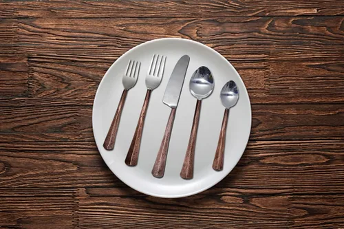 Vista 2 de Bold & Divine Ridge Copper - Juego de cubiertos de acero inoxidable de 5 piezas, incluye cuchillo, tenedor/cuchara, cubiertos de acero inoxidable