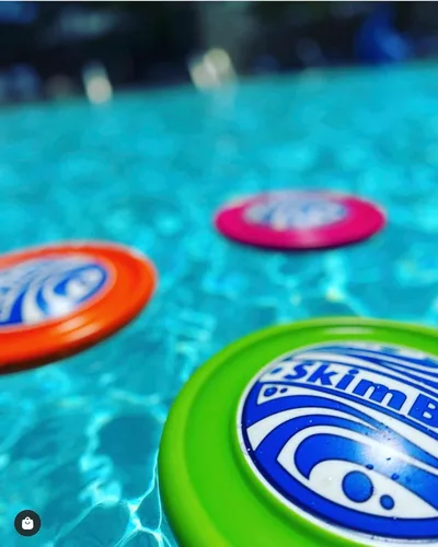 Vista 8 de SkimBe® Disco de juguete – Disco de desnatamiento para piscina, playa y juegos de verano – Juguete de desnatamiento de agua para niños y adultos