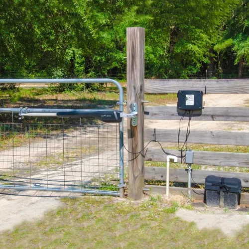 Vista 4 de Mighty Mule Abridor de puerta, listo para solar, abridor automático de puerta para puertas batientes individuales de hasta 850 libras o 18 pies