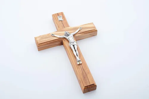 Vista 2 de Olive Wood Gifts Shop Cruz católica latina de madera de olivo hecha a mano con metal chapado en plata (crucifijo de 6.3 pulgadas) – Cruz