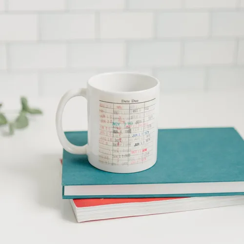 Vista 5 de Joyful Moose Taza de café con tarjeta de fecha de vencimiento de la biblioteca, regalo para lectores, bibliotecarios