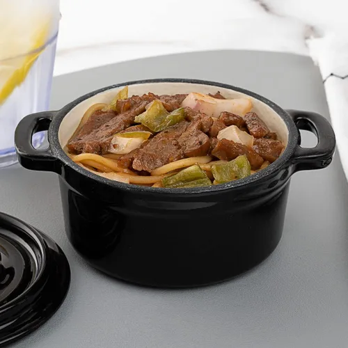 Vista 3 de Restaurantware Mini cacerola de 8 onzas, 1 mini horno holandés con tapa, esmaltado redondo de hierro fundido negro, mini cocotte resistente